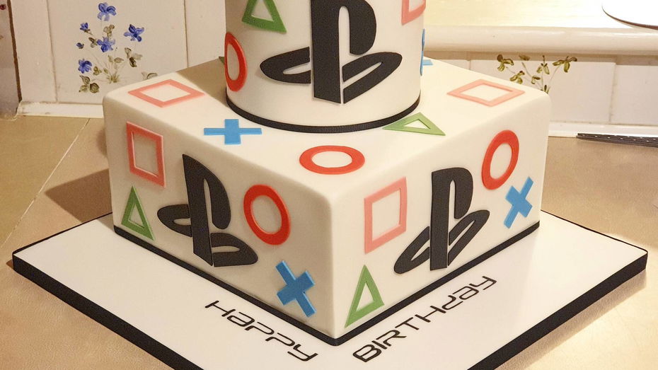 Immagine di Una torta PlayStation così bella che non vorrete mangiarla