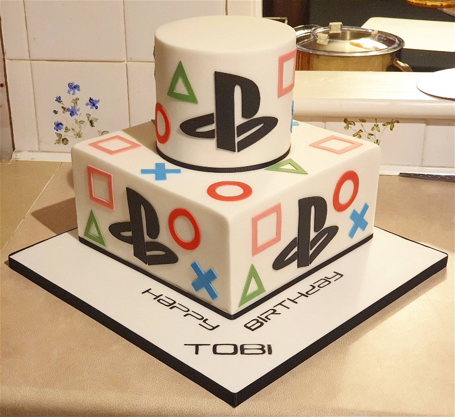 Immagine di Una torta PlayStation così bella che non vorrete mangiarla