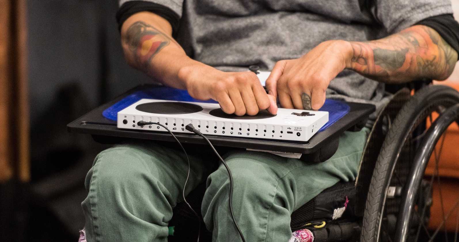 Xbox Adaptive Controller permette di giocare con i joystick delle sedie a rotelle