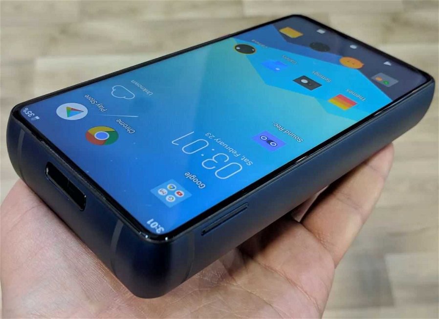 Immagine di Energizer presenta smartphone (mattoncino?) con batteria da 18000 mAh