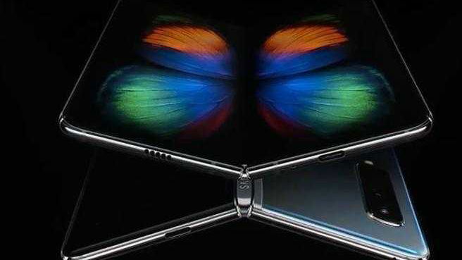 Immagine di Samsung Galaxy Fold da 2.000 euro e Samsung Galaxy S10