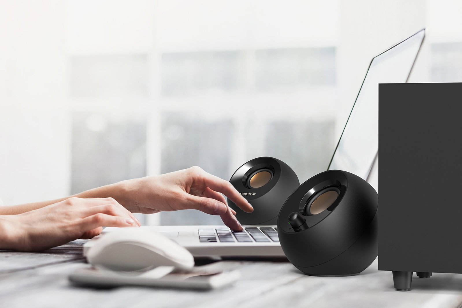 Creative presenta gli speaker Pebble Plus