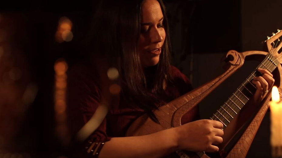 Immagine di Malukah torna con una splendida cover del tema di Skyrim
