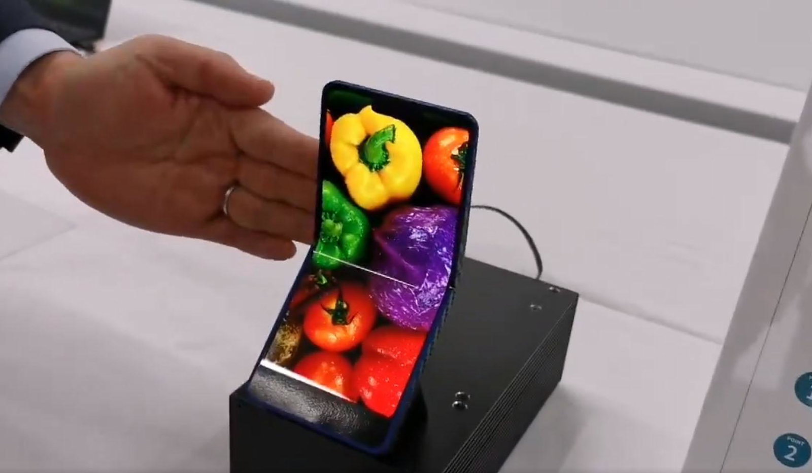 Sharp presenta in un video il suo smartphone pieghevole