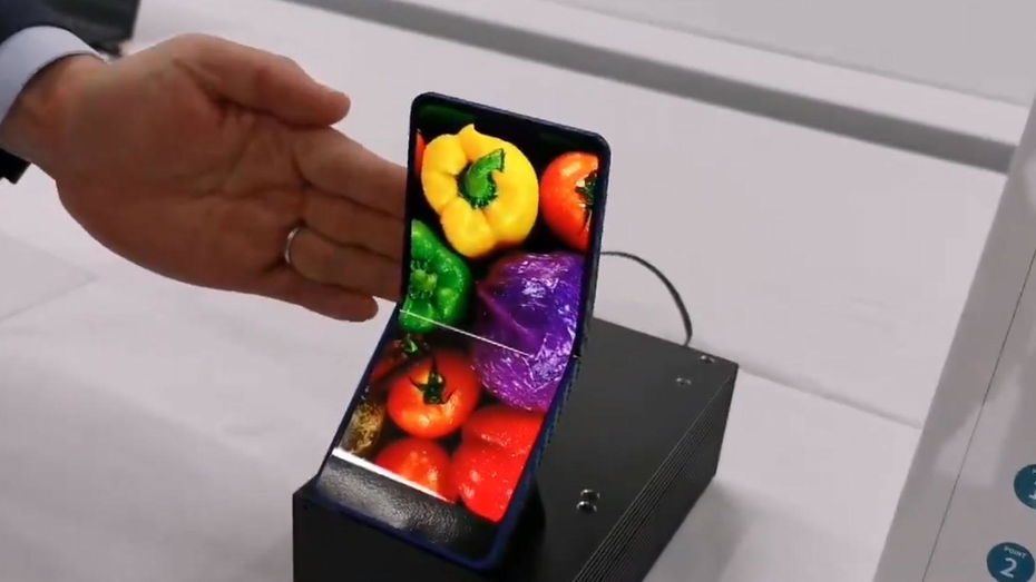 Immagine di Sharp presenta in un video il suo smartphone pieghevole