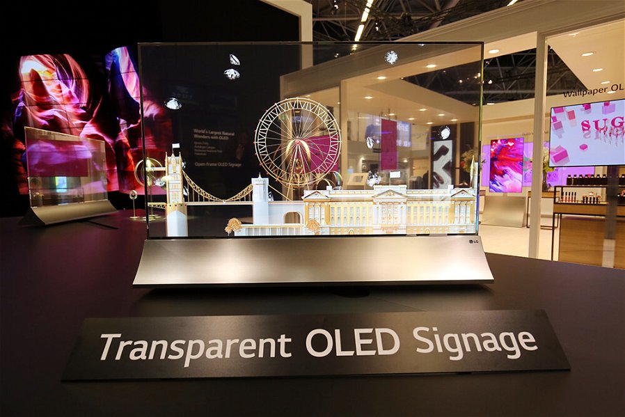 Immagine di LG lancia anche in Italia uno schermo OLED trasparente