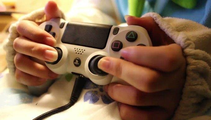 Immagine di Giocatrice giapponese si diverte a giocare con DualShock 4... al contrario