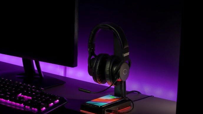 Immagine di Cooler Master presenta GS750, hub USB con supporto cuffie e ricarica wireless