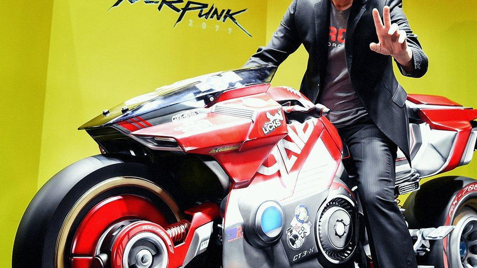 Immagine di Keanu Reeves in sella alla moto di Cyberpunk 2077 dal TGS 2019