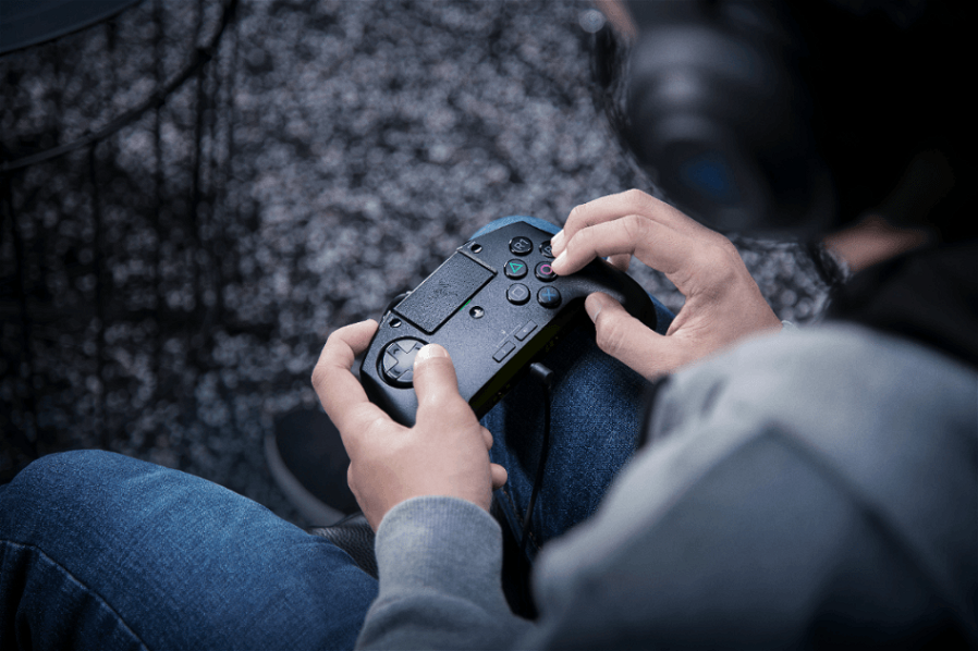 Immagine di Razer presenta il nuovo fightpad Raion per Playstation 4 e PC