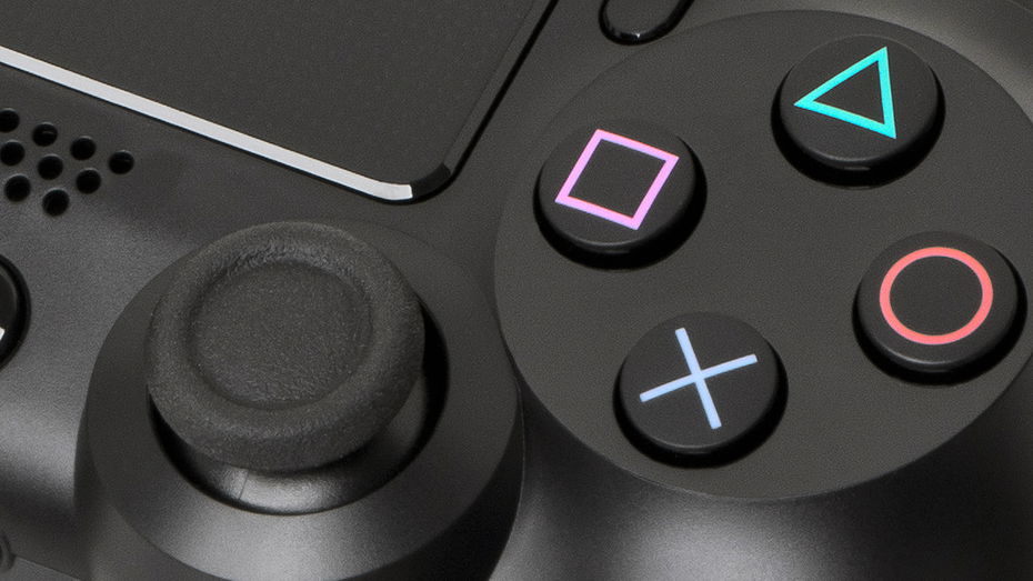 Immagine di PS5, il DualShock 5 si mostra nel video di un artista