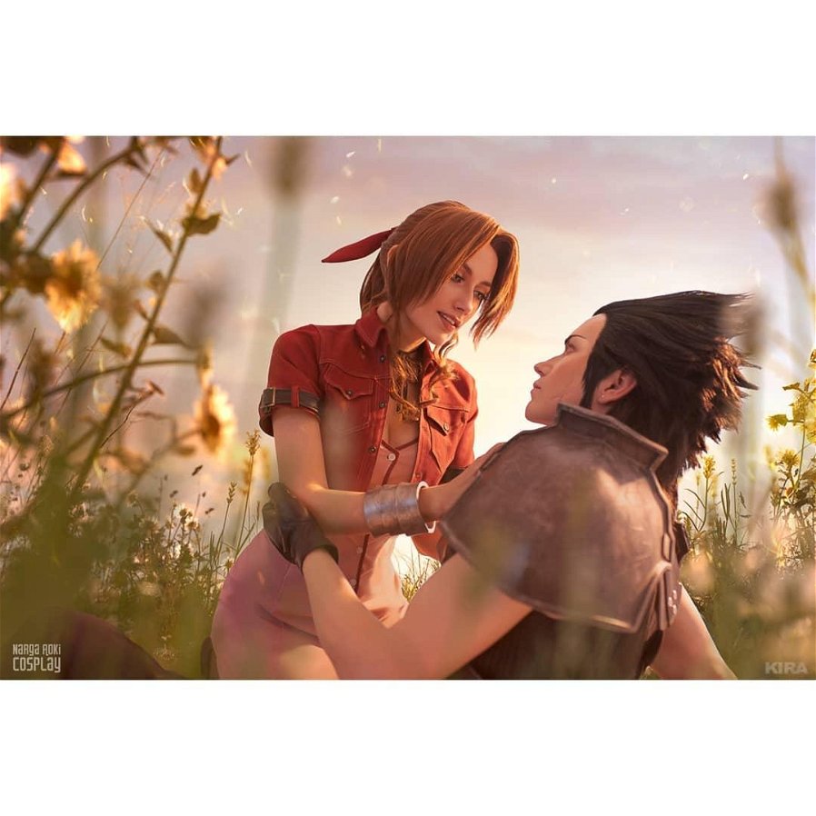 Immagine di Final Fantasy VII Remake, un cosplay (perfetto) di Aerith e Zack
