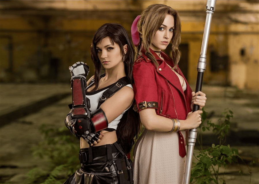 Immagine di Due cosplayer omaggiano Tifa e Aerith da Final Fantasy VII
