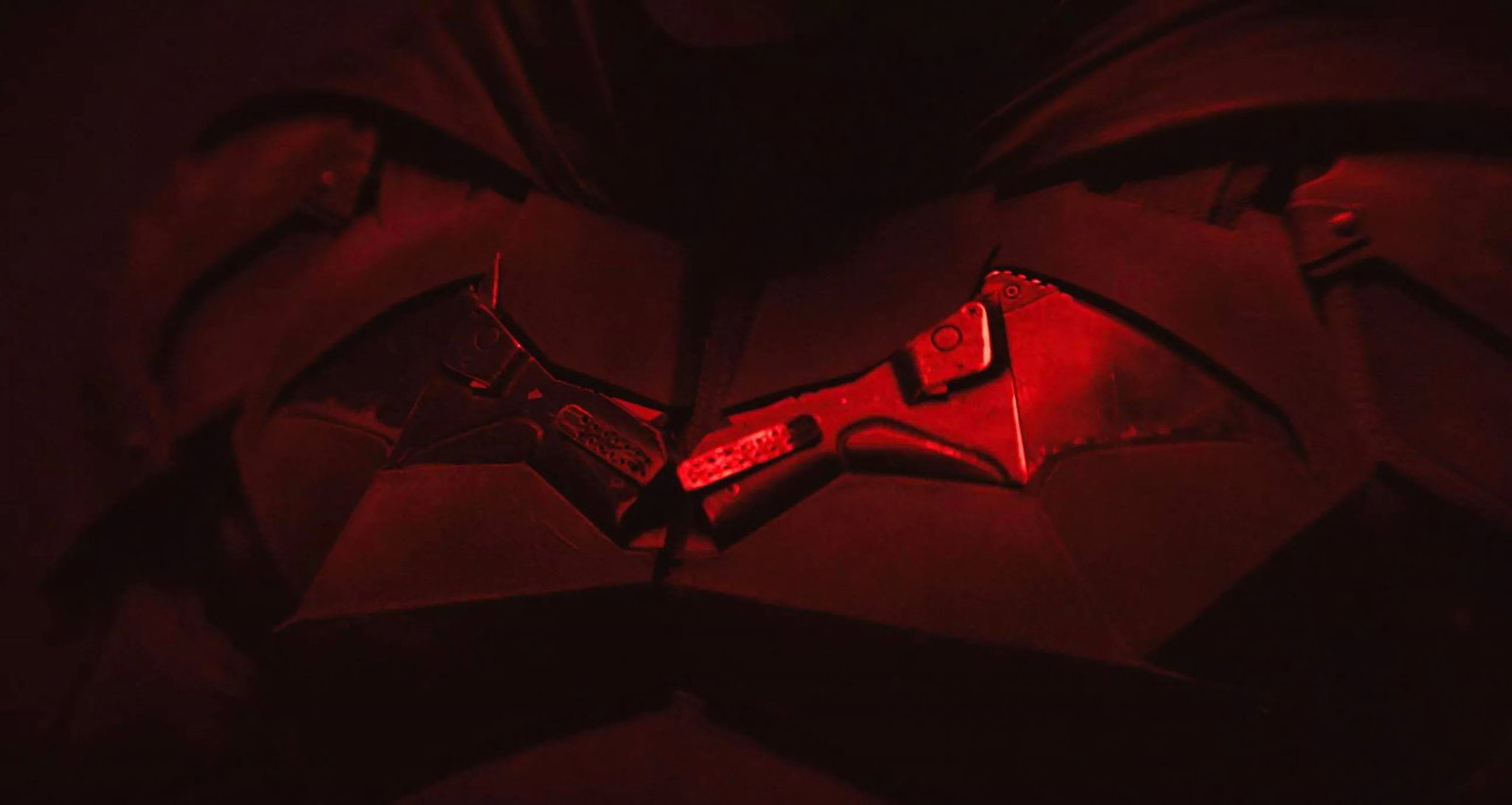 Diamo una prima occhiata al costume di Robert Pattinson in The Batman
