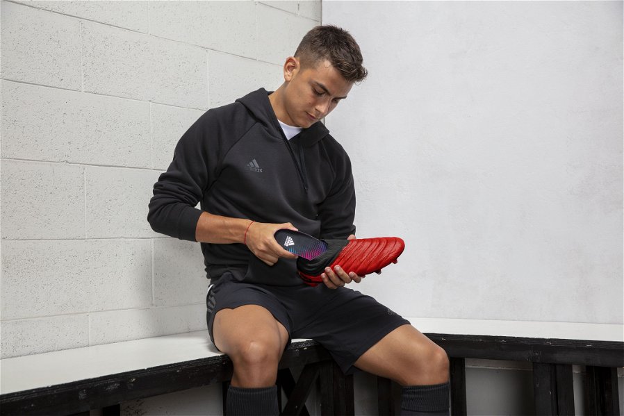 Immagine di Le Adidas GMR vi fanno migliorare in FIFA Mobile giocando a calcio nel mondo reale