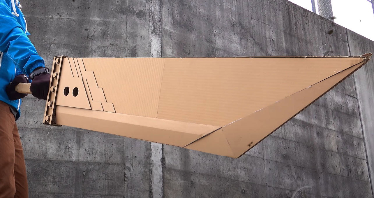 Un fan ha ricreato la spada di Cloud da Final Fantasy VII con il cartone