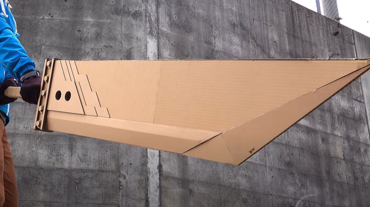 Un fan ha ricreato la spada di Cloud da Final Fantasy VII con il cartone