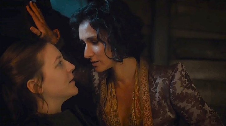 Immagine di Gemma Whelan (Yara Greyjoy in Game of Thrones) e il bacio improvvisato con Ellaria Sand