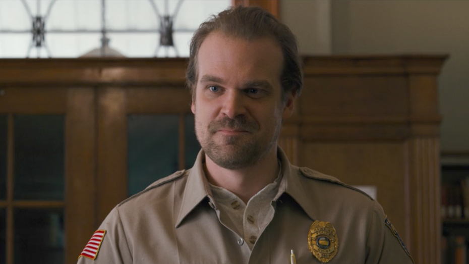 Immagine di David Harbour (Stranger Things) pubblica il numero di telefono per farvi compagnia in quarantena