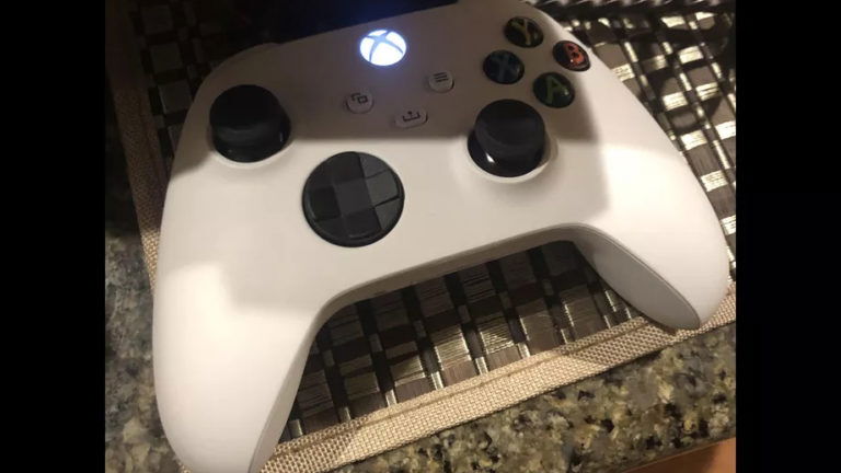 Immagine di Xbox Series S, riferimento trovato sulla confezione del controller ufficiale